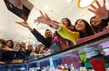 美女爆射操屄中国人依然爱赴日旅游 消费已由爆买转向网购